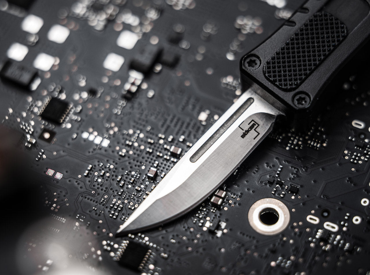 Σουγιάς Boker Plus Micro USB OTF | www.lightgear.gr