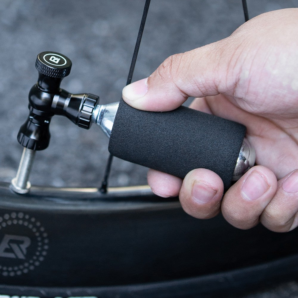 Τρόμπα CO2 Rockbros Aluminum Alloy Presta/Schrader Μαύρο 5,5x10x2,5cm | www.lightgear.gr