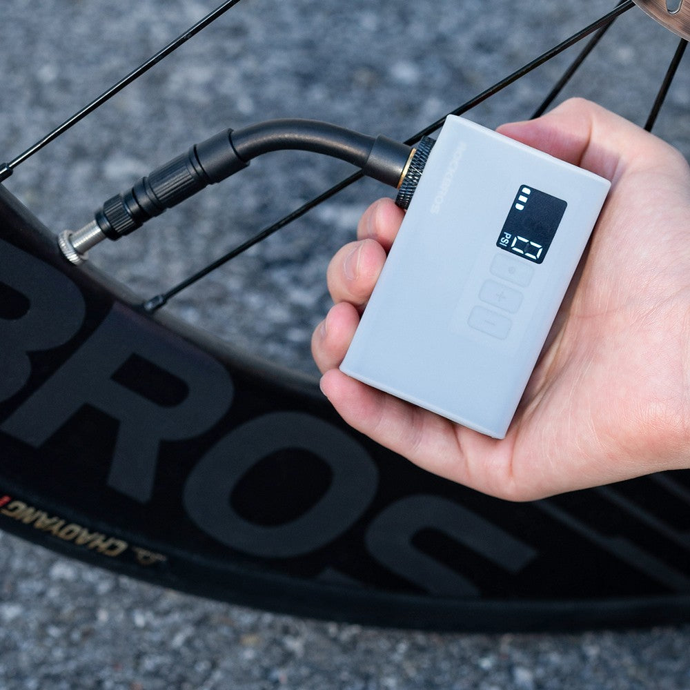 Επαναφορτιζόμενη Τρόμπα Rockbros AS240 PRO 120psi 420mAh Μαύρο 9x13x4cm | www.lightgear.gr