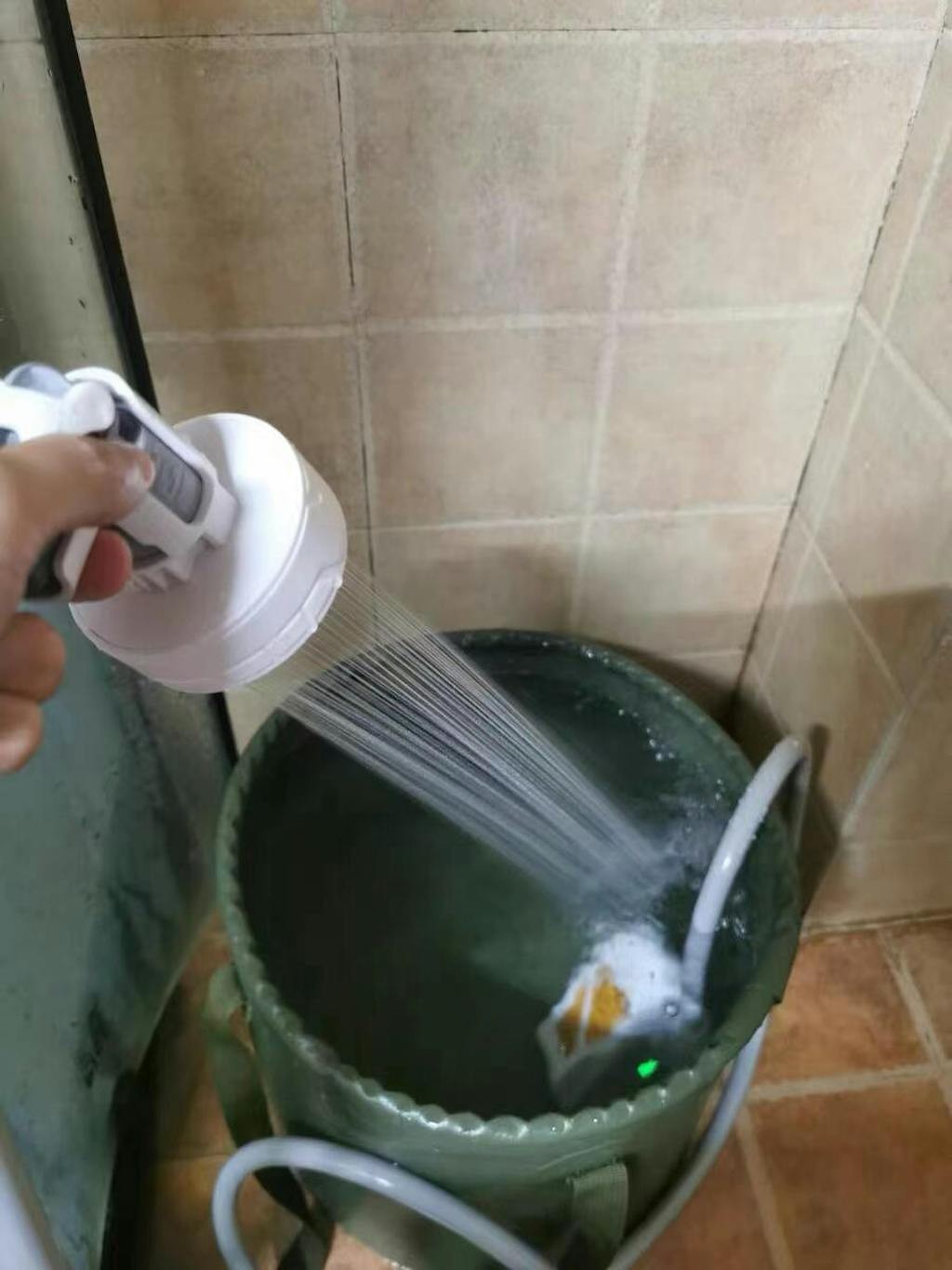 Επαναφορτιζόμενη Ντουζιέρα Flextail Max Shower | www.lightgear.gr