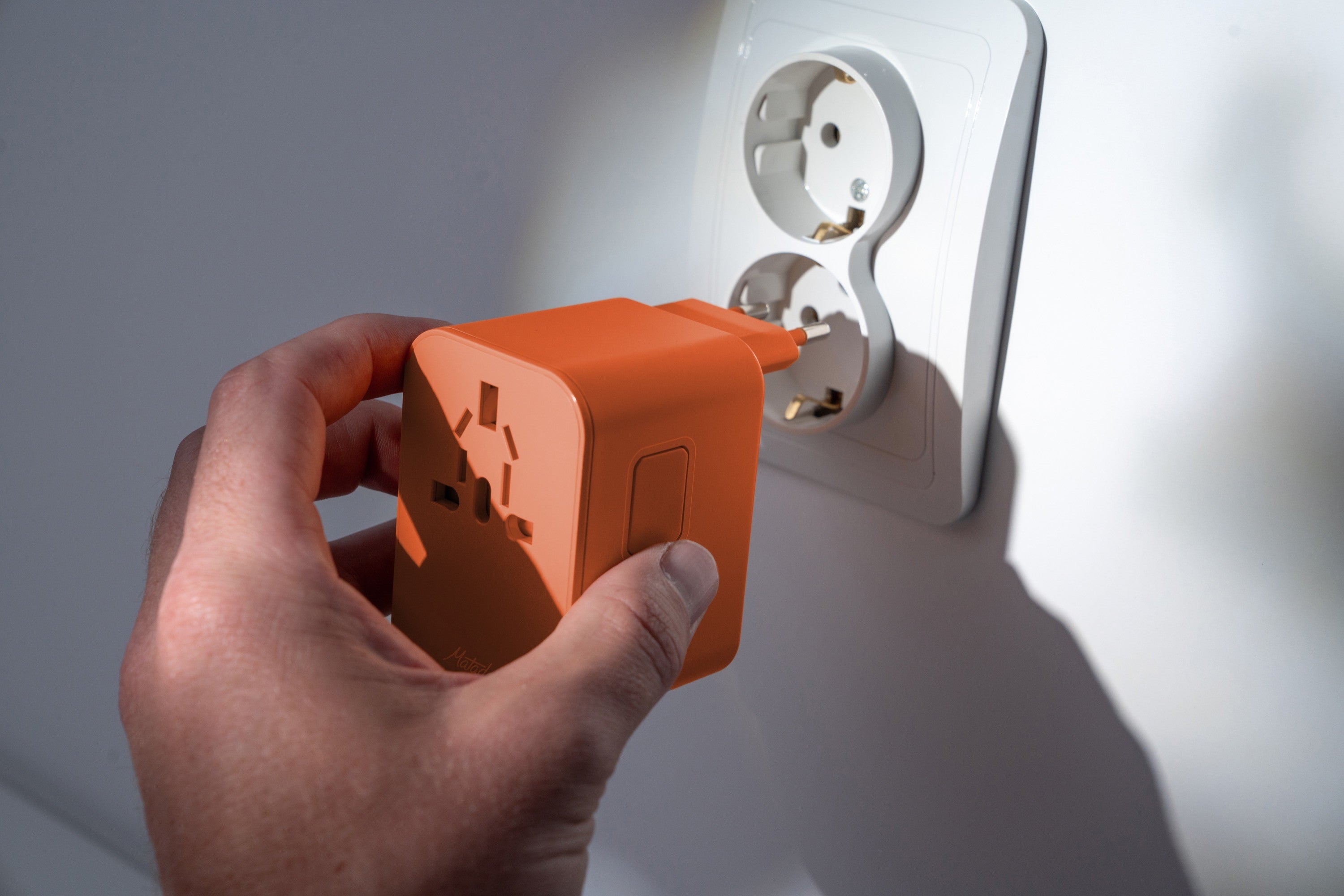 Αντάπτορας Ταξιδιού Matador Global Travel Adapter  (orange) | www.lightgear.gr