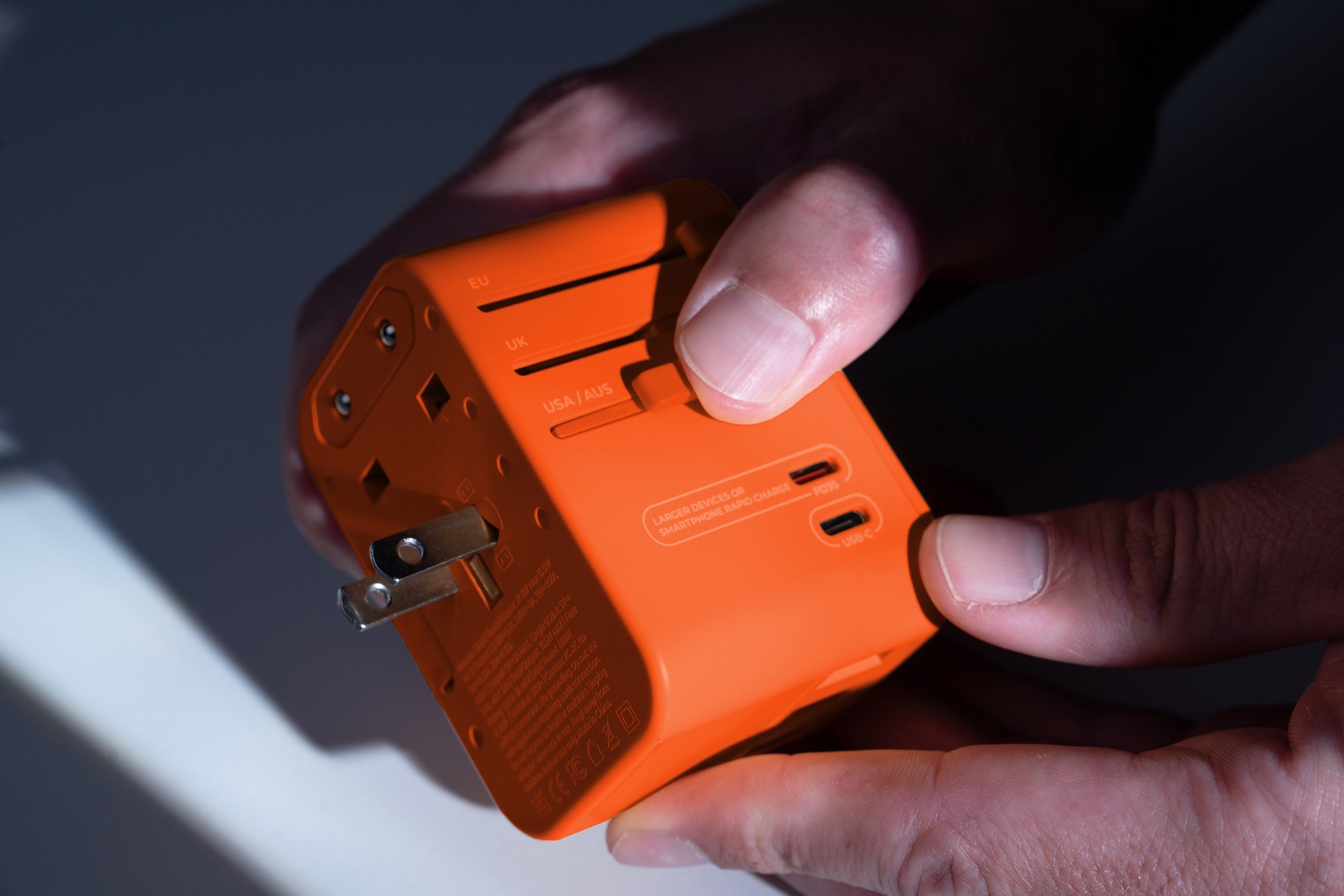 Αντάπτορας Ταξιδιού Matador Global Travel Adapter  (orange) | www.lightgear.gr