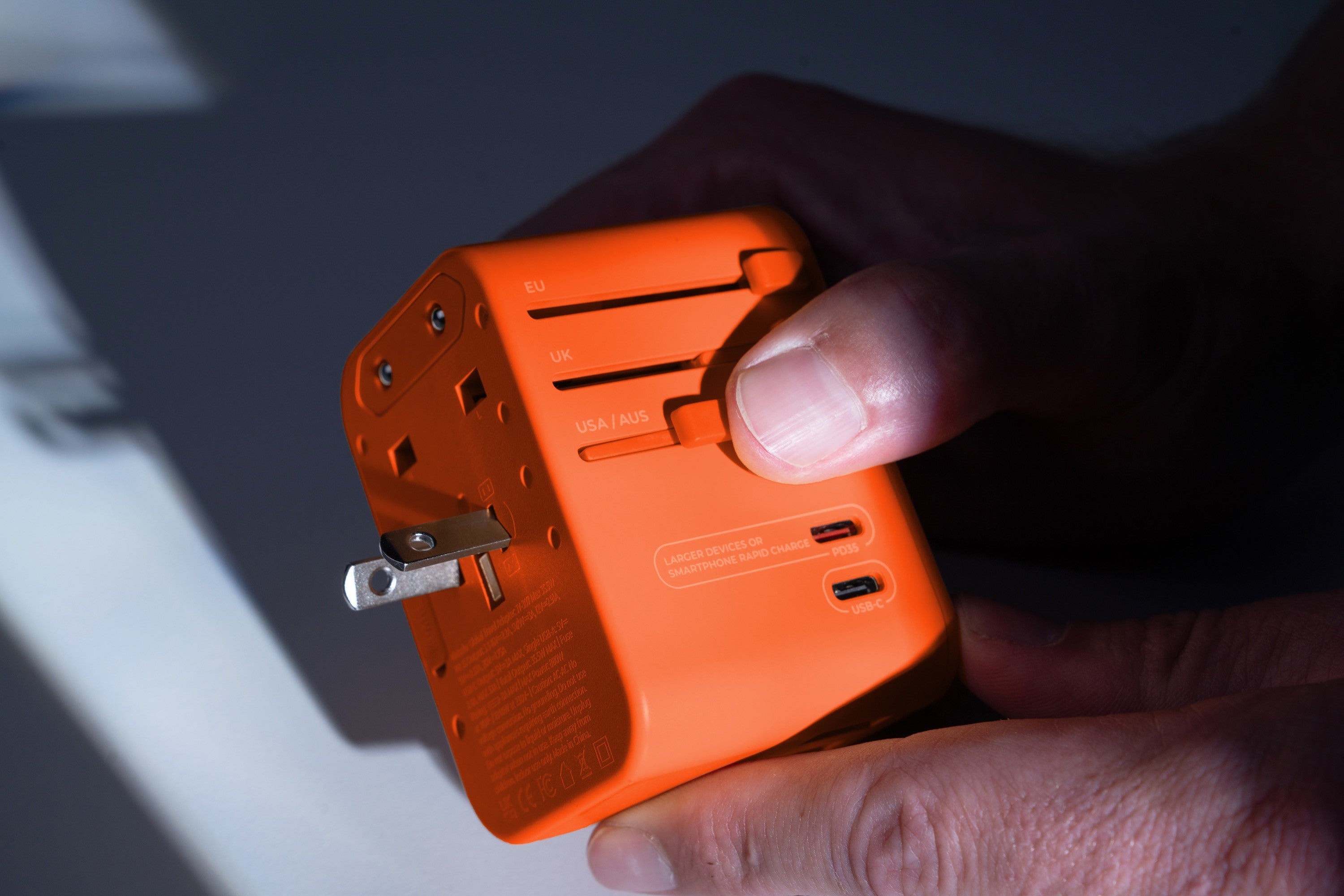 Αντάπτορας Ταξιδιού Matador Global Travel Adapter  (orange) | www.lightgear.gr