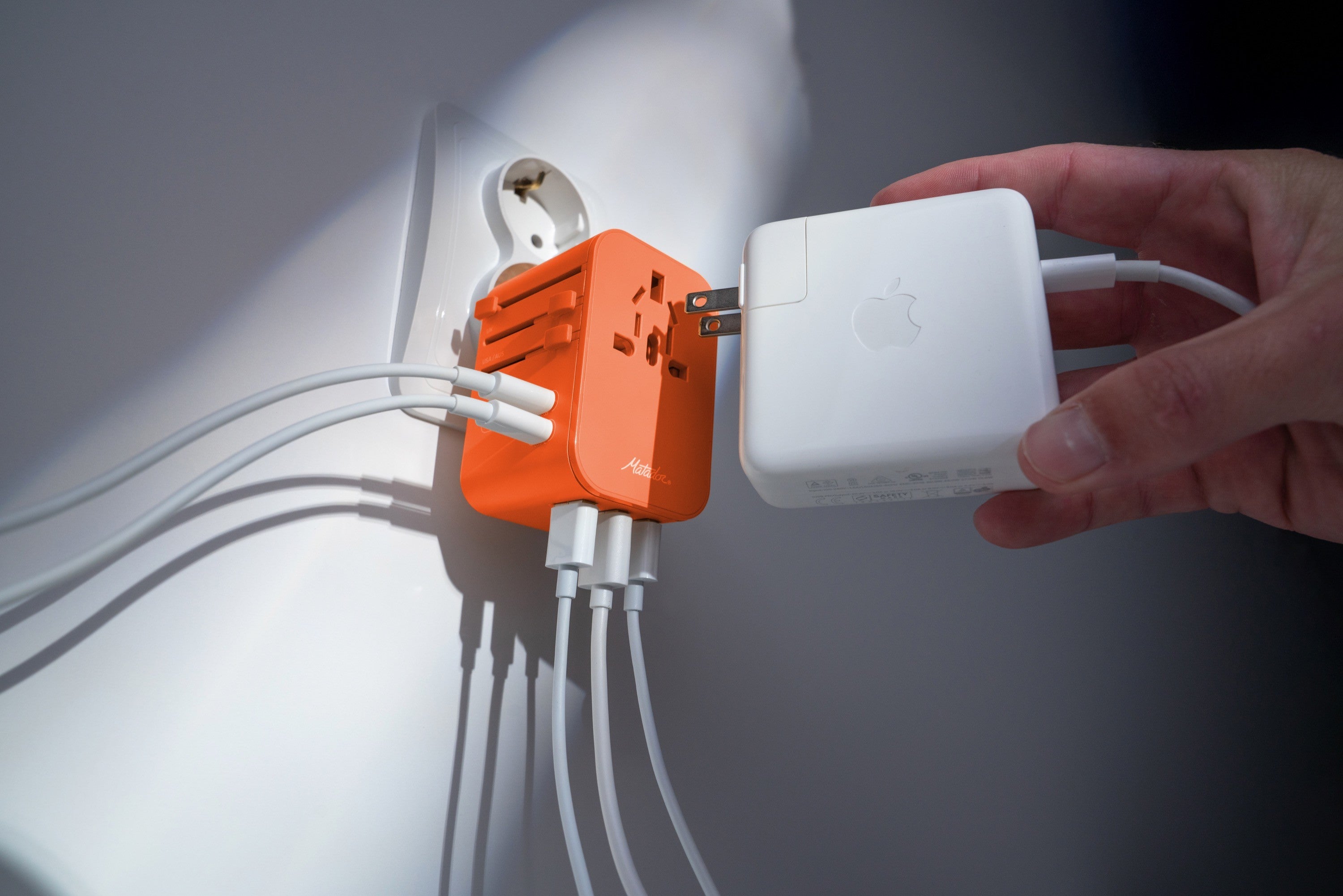 Αντάπτορας Ταξιδιού Matador Global Travel Adapter  (orange) | www.lightgear.gr