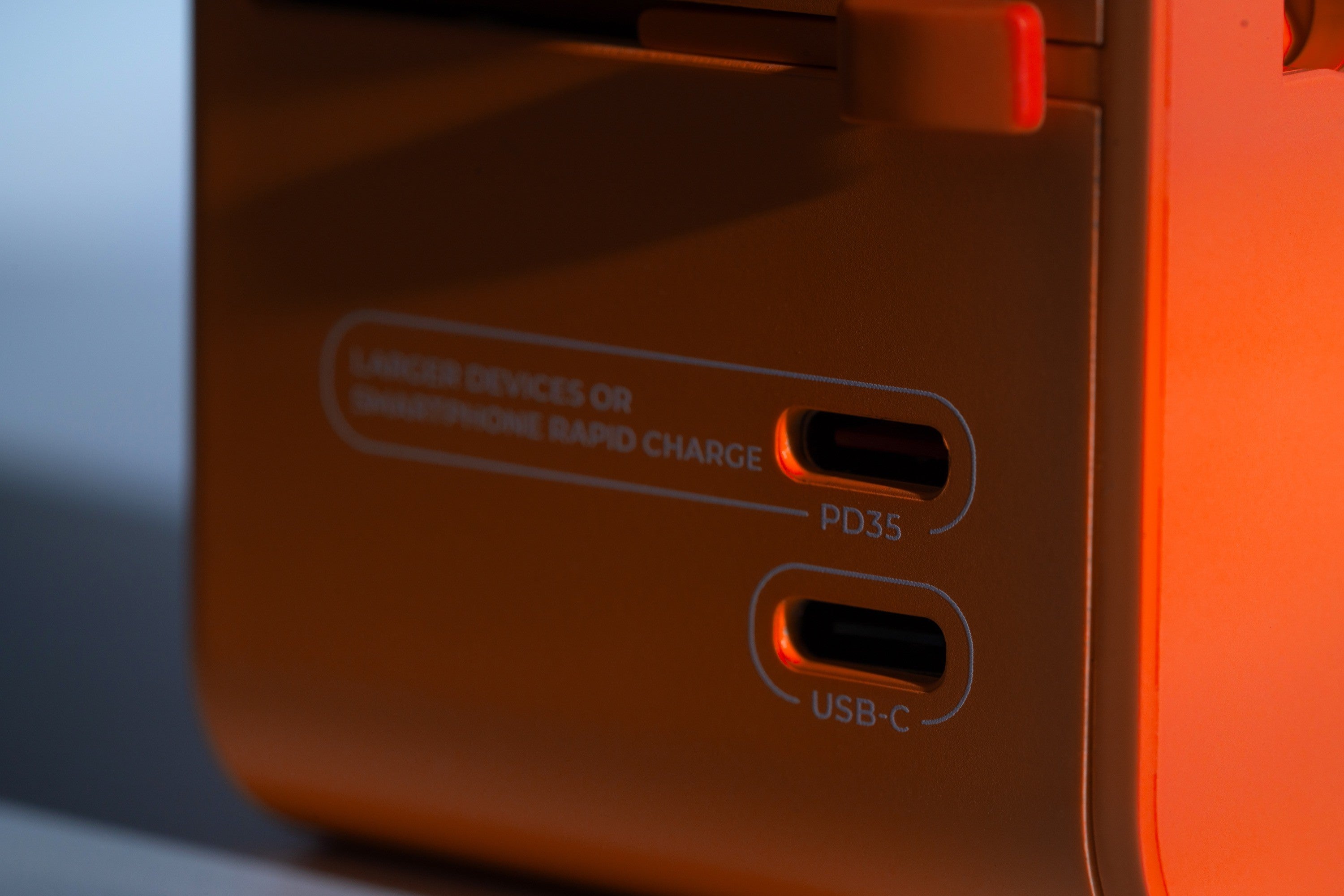 Αντάπτορας Ταξιδιού Matador Global Travel Adapter  (orange) | www.lightgear.gr