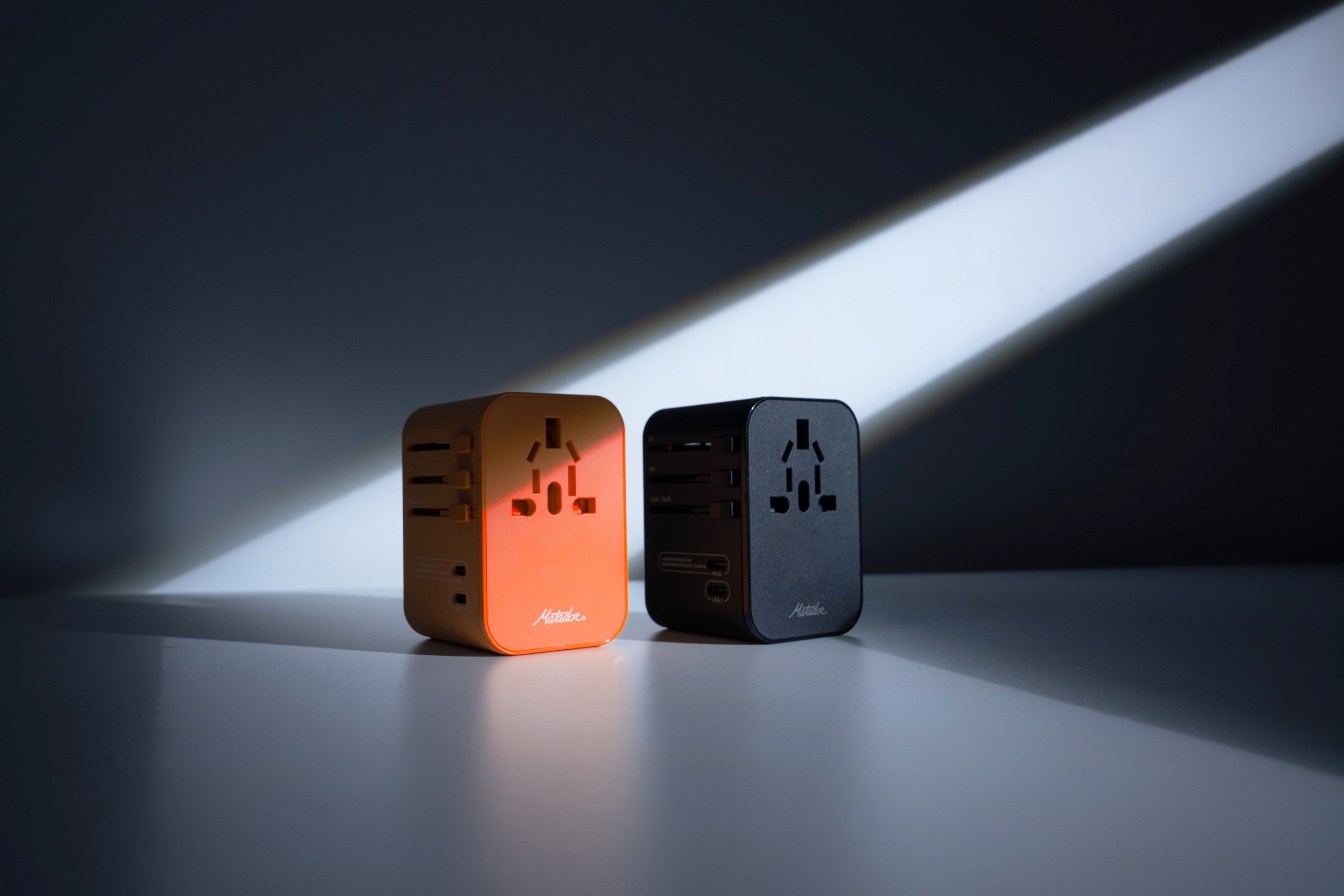 Αντάπτορας Ταξιδιού Matador Global Travel Adapter  (orange) | www.lightgear.gr
