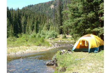Camping στο ποτάμι