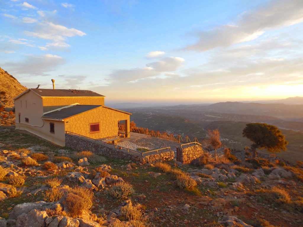 Πανοραμική θέα από το καταφύγιο Πρίνος του ΕΟΣ Ηρακλείου (πηγή: ΕΟΣ Ηρακλείου) | lightgear.gr